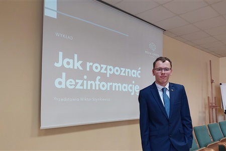 Projekt Media Check rozwija skrzydła dzięki bonowi edukacyjnemu dla wolontariuszy Korpusu Solidarności